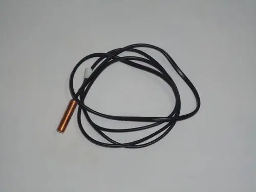 Temperatursensor mit einem kupferfarbenen Gehäuse und schwarzen Kabeln, geeignet für Daikin-Heizsysteme.